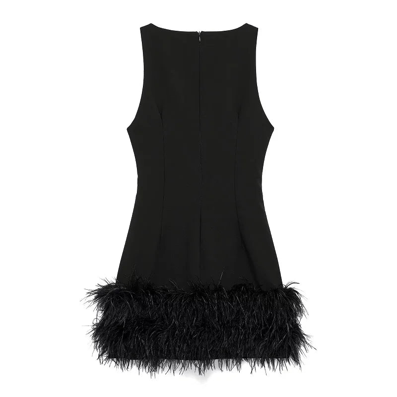 Kurzes Kleid mit schwarzen Federn