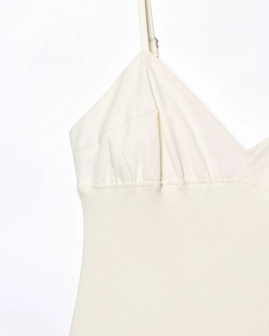Elegantes weißes Kleid mit Glockenärmeln und niedriger Taille