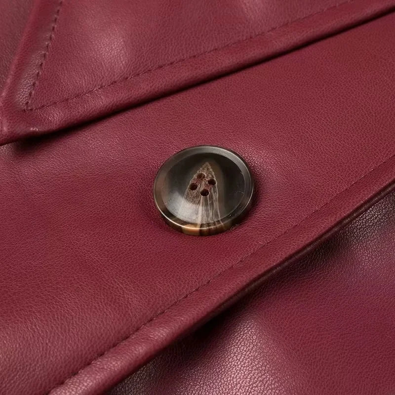 Langer Trenchcoat aus Kunstleder mit Gürtel