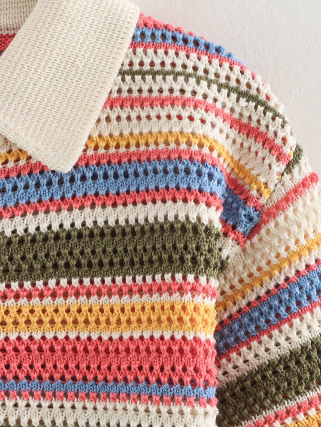 Kurzärmeliges Set mit gestreifter Strickjacke und Shorts
