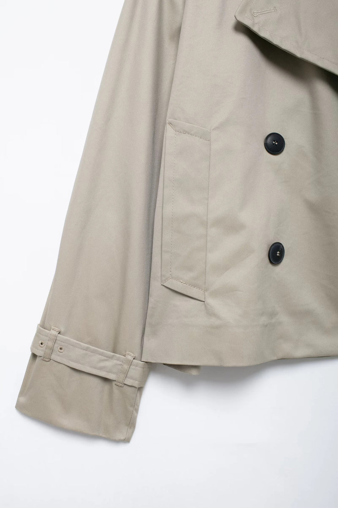 Gekürzte, zweireihige Jacke mit langen Ärmeln