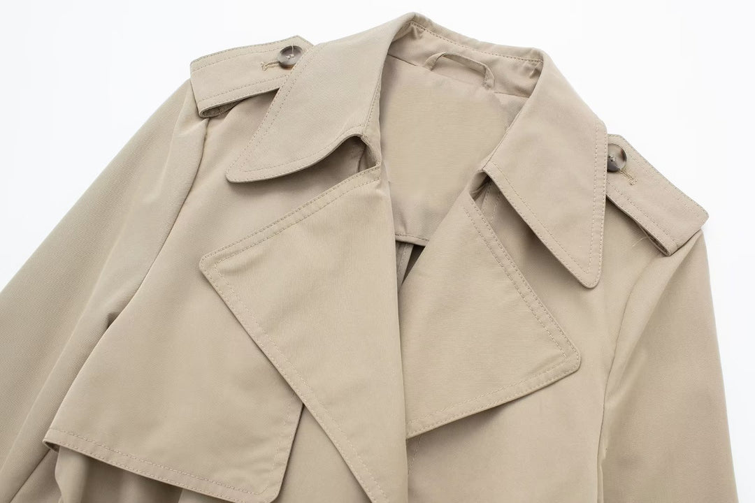 Schlanker Trenchcoat mit Revers und Gürtel
