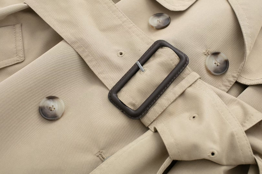 Schlanker Trenchcoat mit Revers und Gürtel