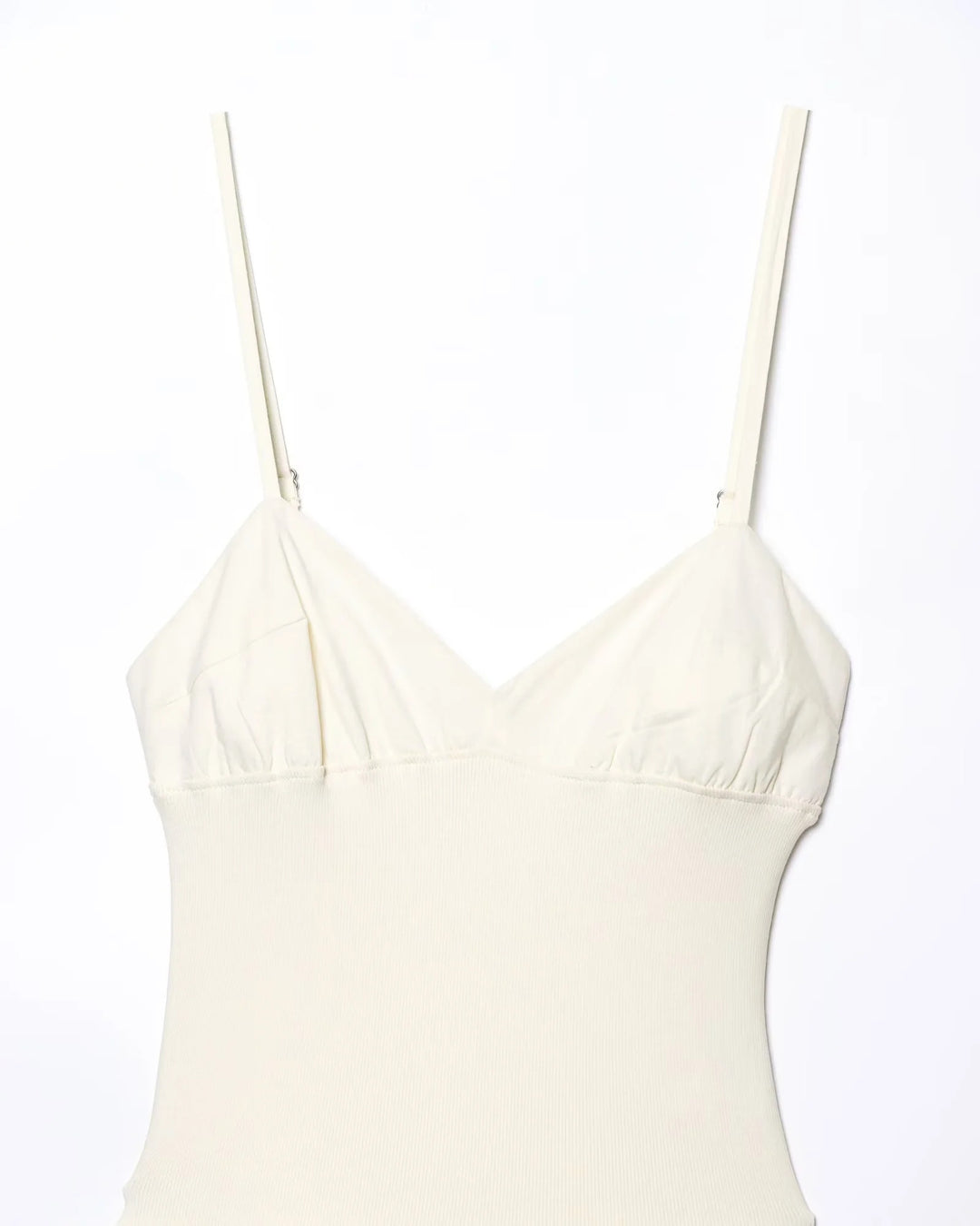 Elegantes weißes Kleid mit Glockenärmeln und niedriger Taille