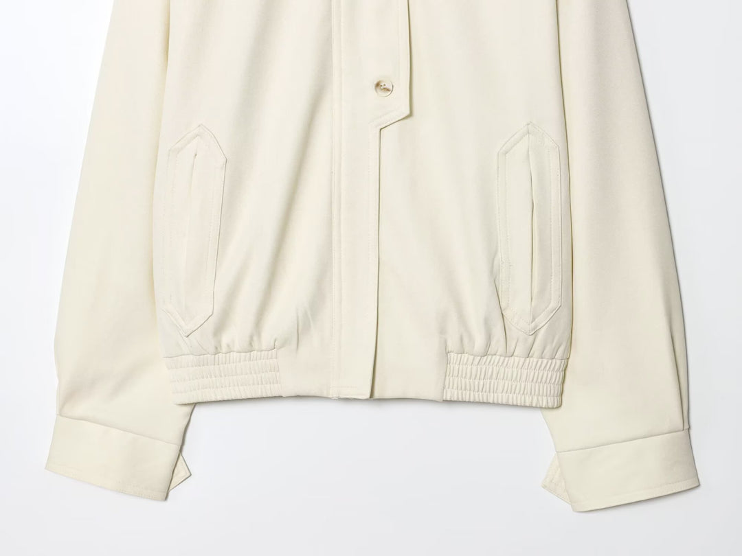 Zweiteiliger Hosenanzug mit einreihiger Jacke und lockerer Hose