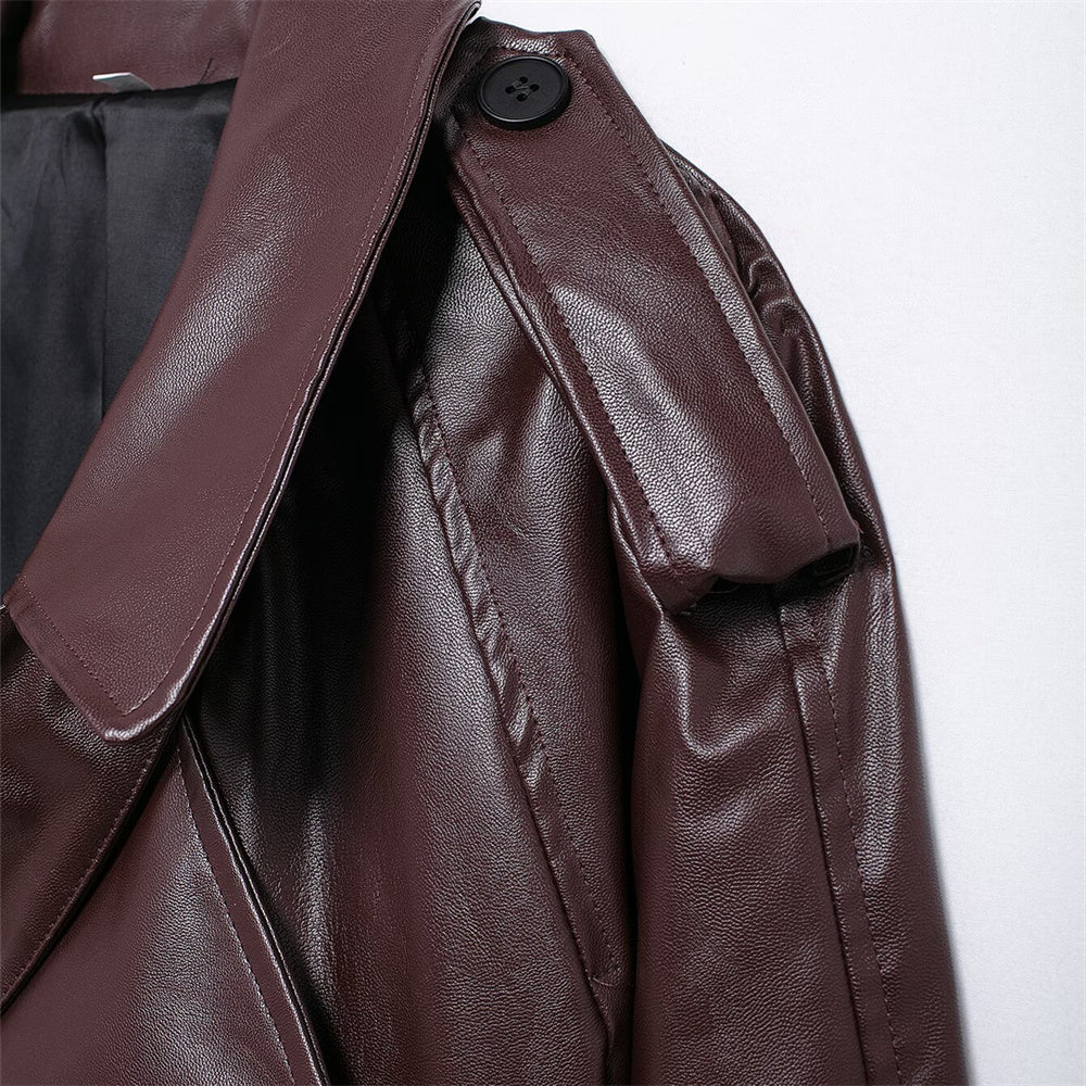 Kurze Motorradjacke mit Knopfdekoration und Revers