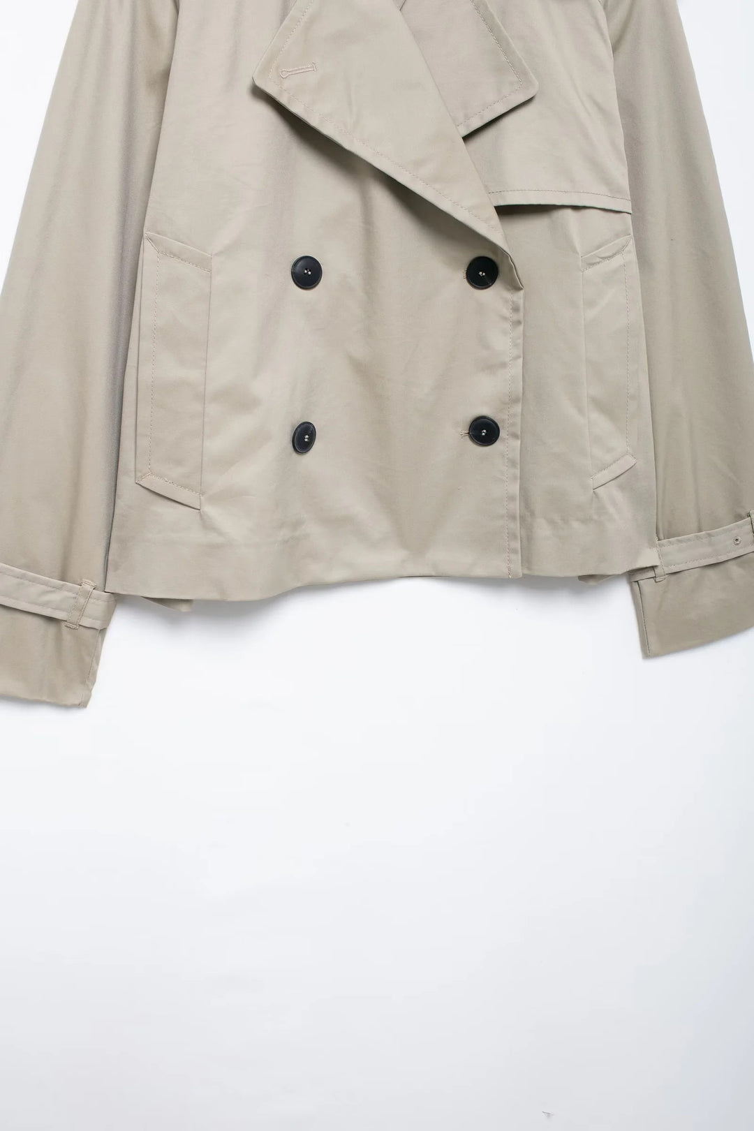 Gekürzte, zweireihige Jacke mit langen Ärmeln