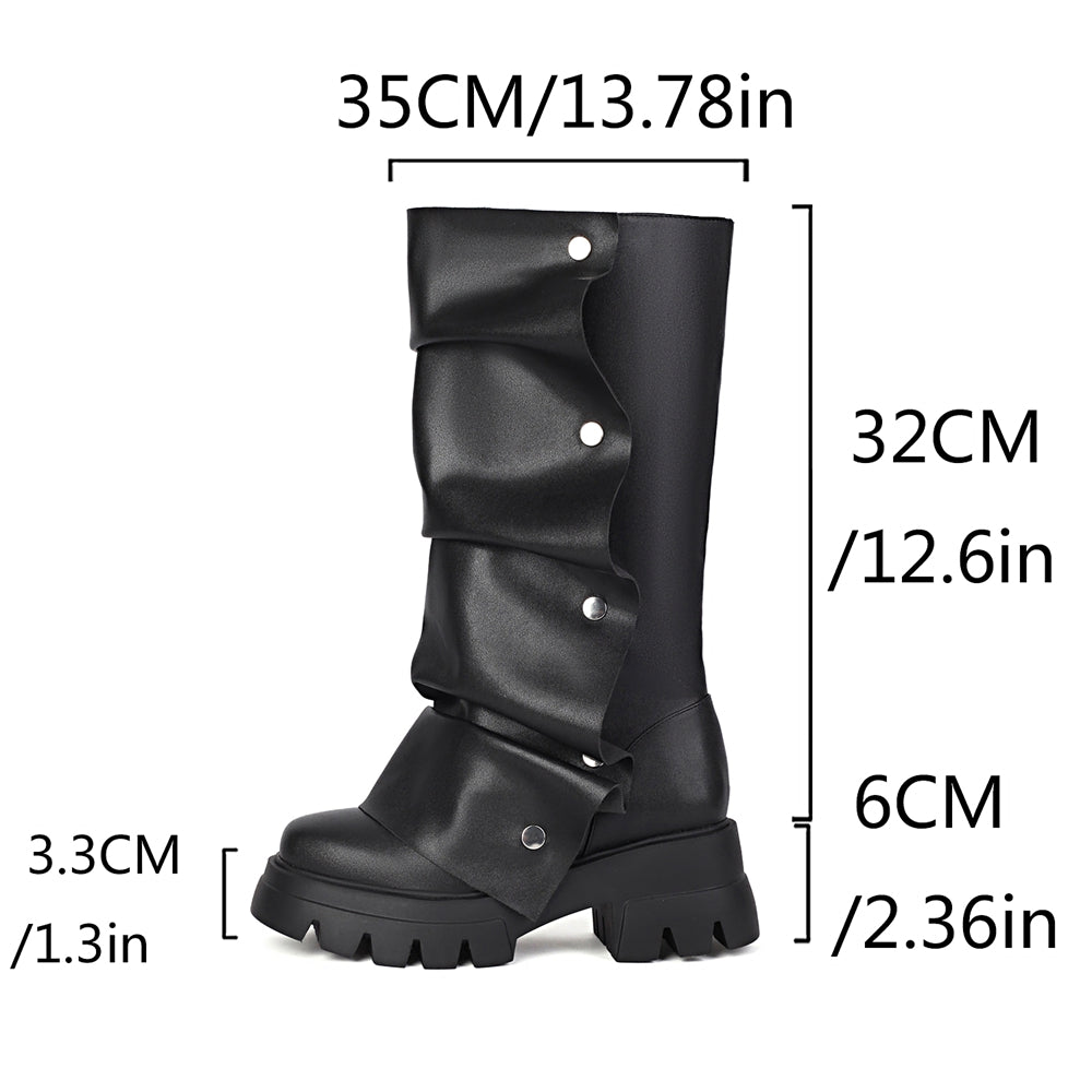 Wadenhohe Stiefel mit Schnalle und hoher Sohle