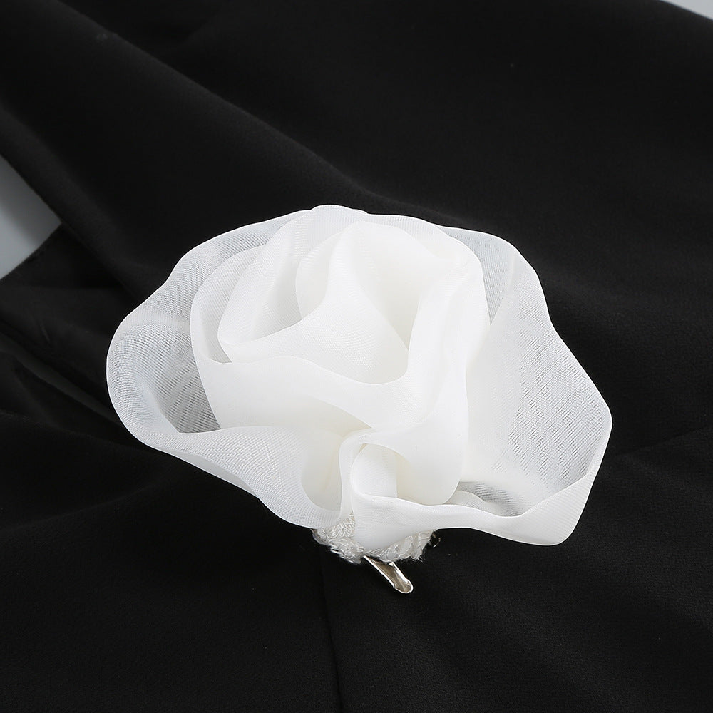 Elegantes, rückenfreies langes Kleid mit 3D-Blumen