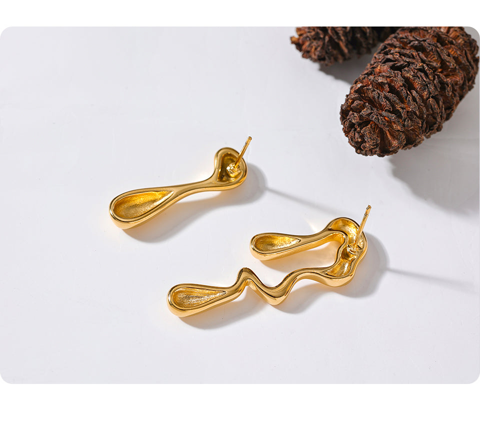 Große, asymmetrische Ohrstecker