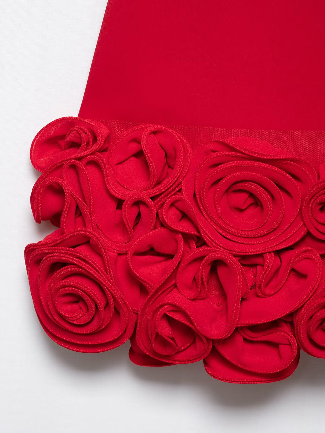 Elegantes Mini-Trägerkleid mit 3D-Blumen und V-Ausschnitt