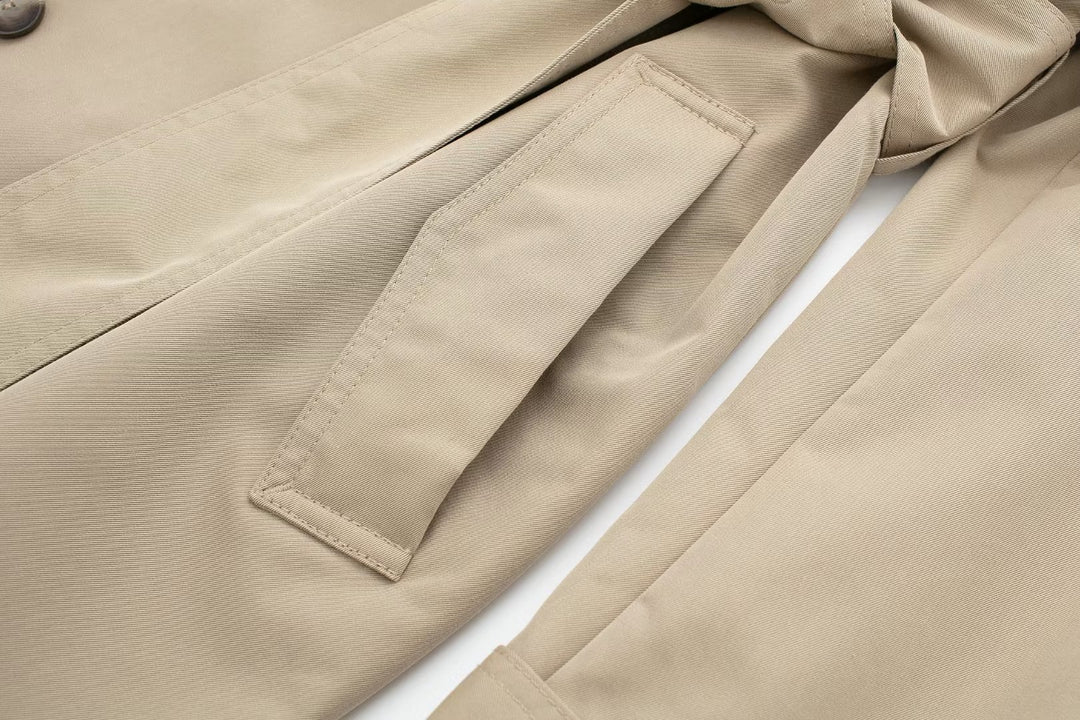 Schlanker Trenchcoat mit Revers und Gürtel