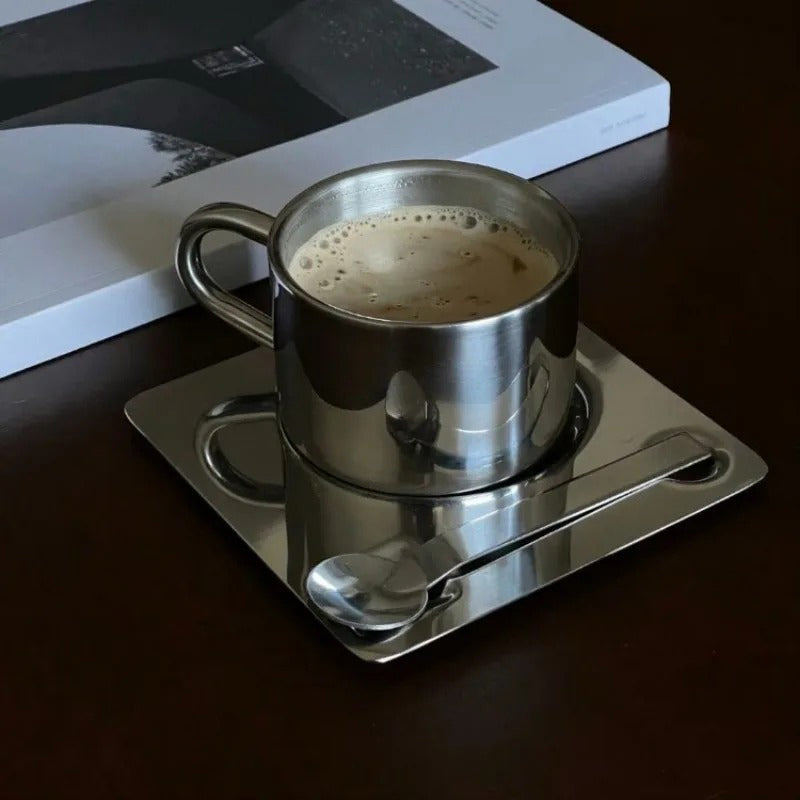 Minimalistisches Kaffeetassen-Set aus Edelstahl