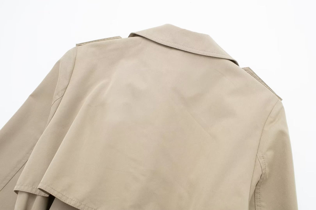Schlanker Trenchcoat mit Revers und Gürtel