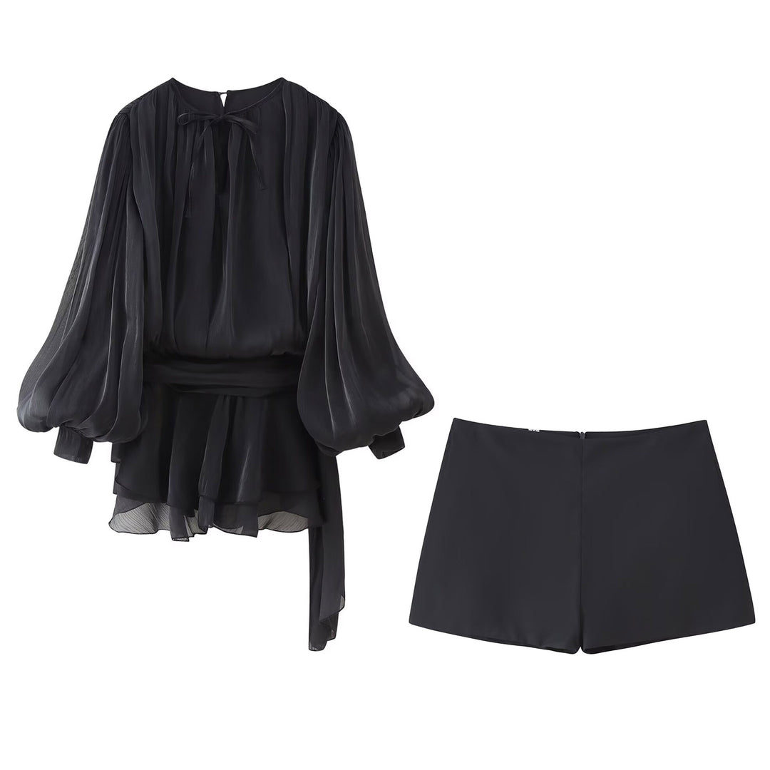 Zweiteiliges Set mit plissierter Bluse und Cargo-Shorts