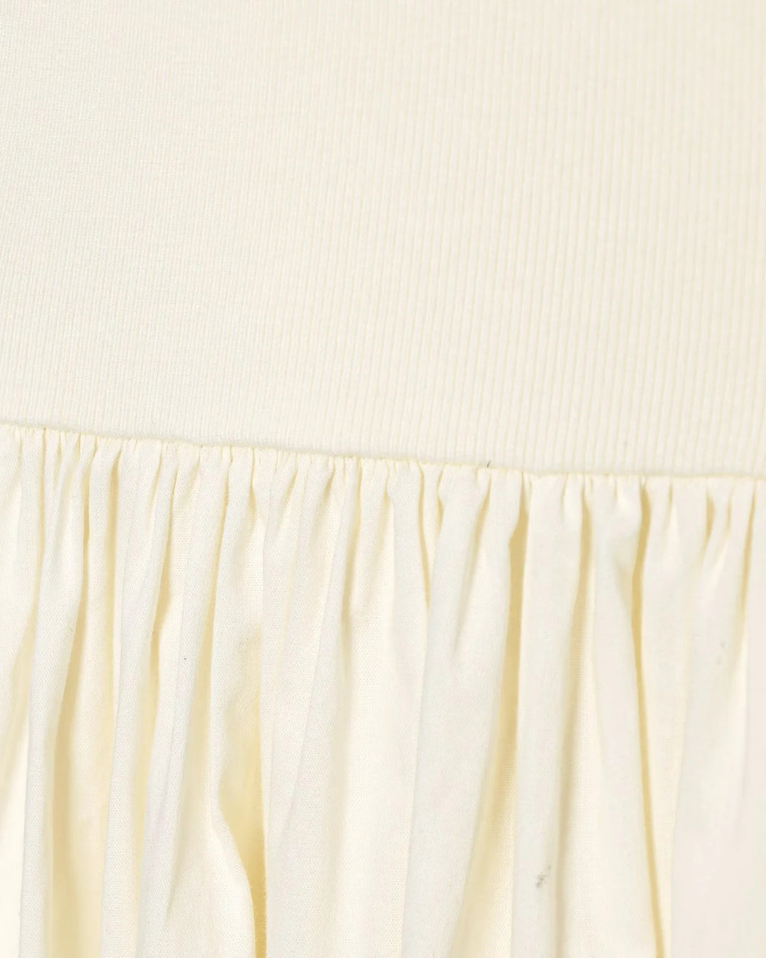 Elegantes weißes Kleid mit Glockenärmeln und niedriger Taille
