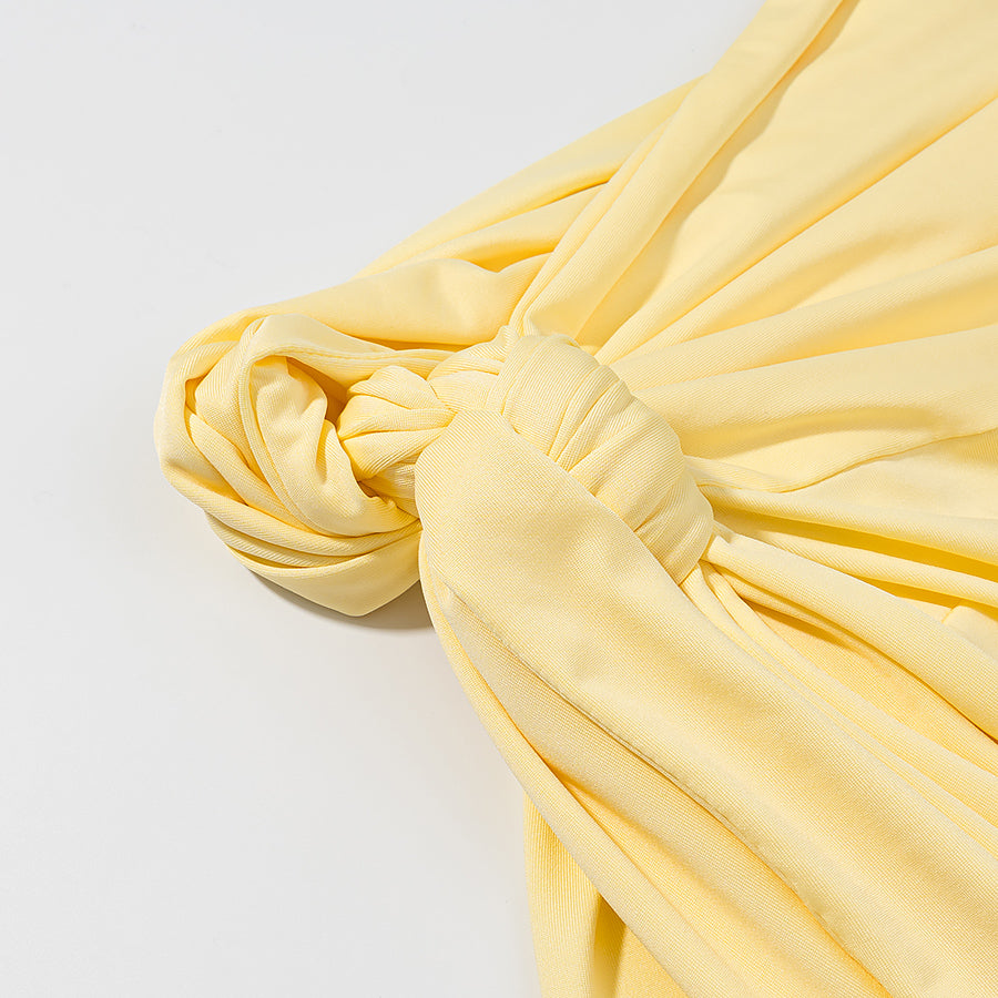 Elegantes, schulterfreies, schmales Kleid mit Hüftpaket und Falten