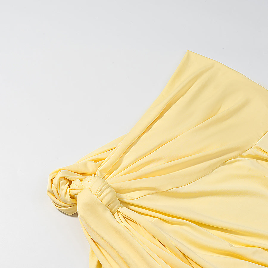 Elegantes, schulterfreies, schmales Kleid mit Hüftpaket und Falten