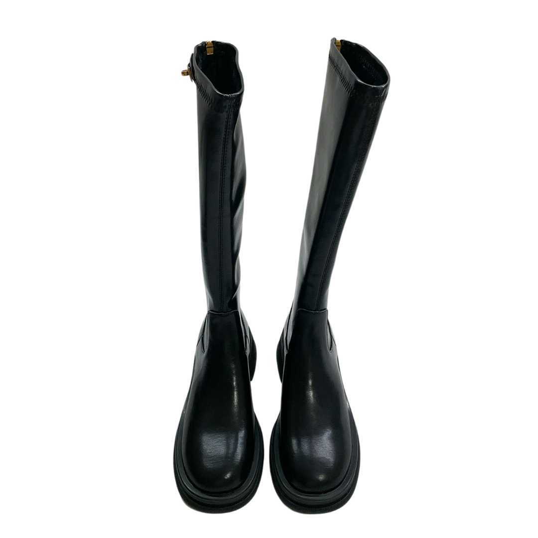 Kniehohe Stiefel mit klobiger Sohle und goldenen Akzenten