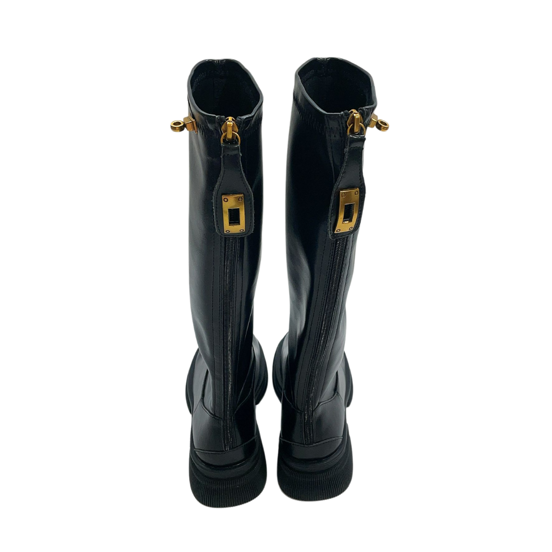Kniehohe Stiefel mit klobiger Sohle und goldenen Akzenten