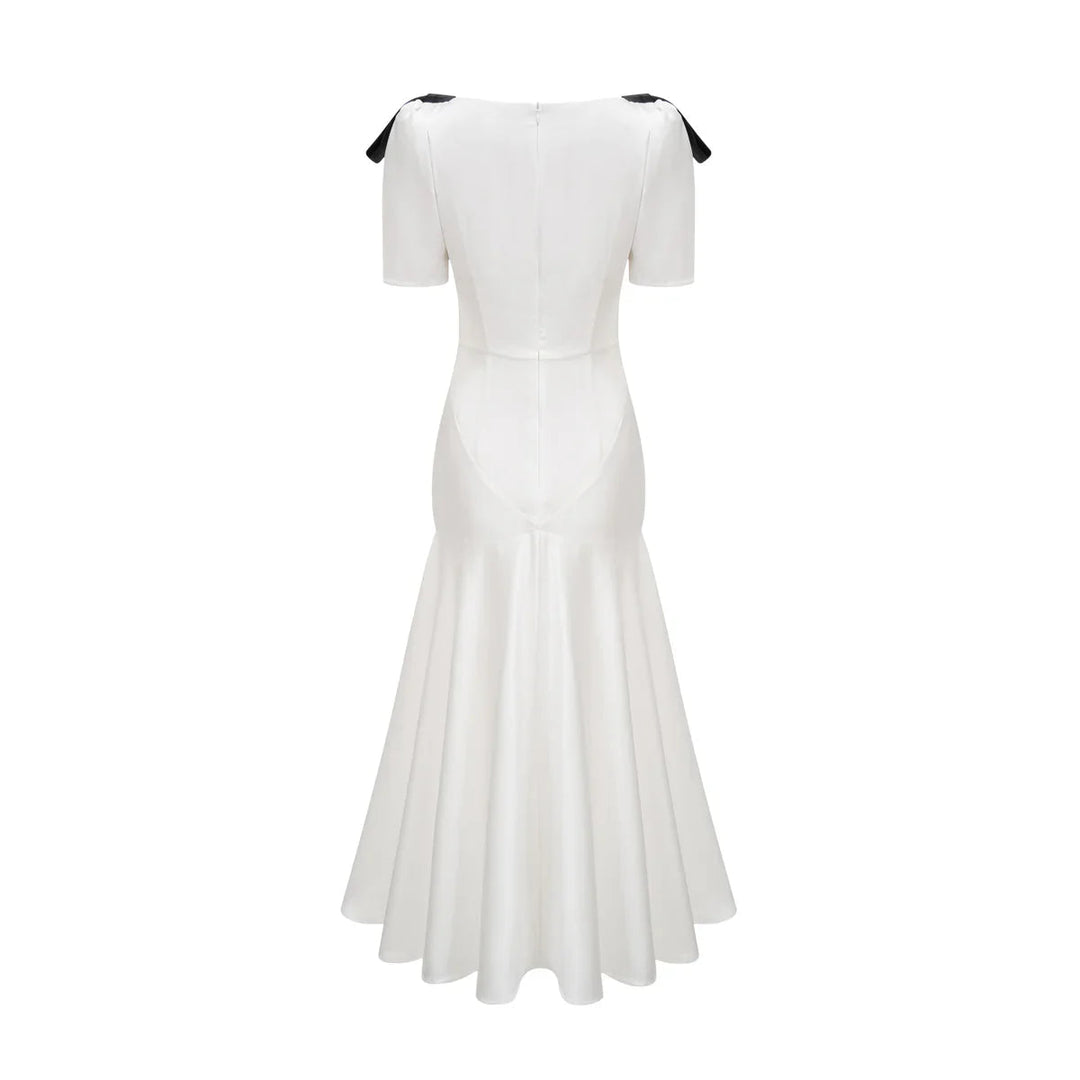 Weisses Kleid mit Bändern