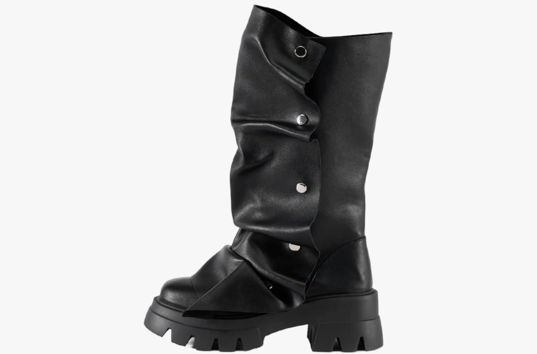 Wadenhohe Stiefel mit Schnalle und hoher Sohle