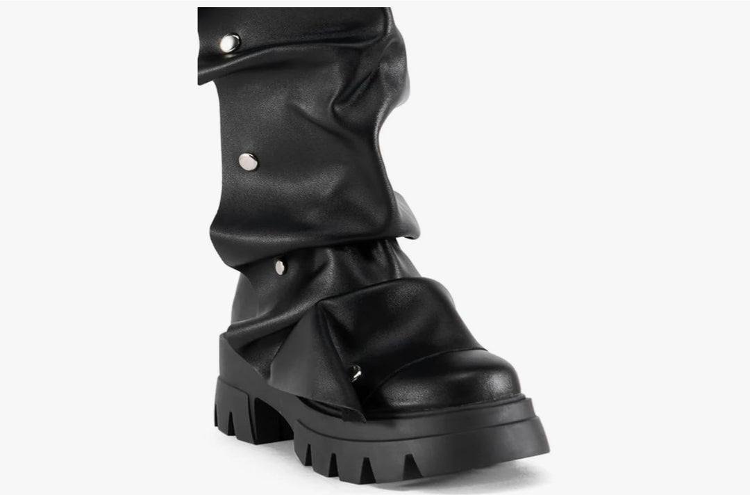 Wadenhohe Stiefel mit Schnalle und hoher Sohle