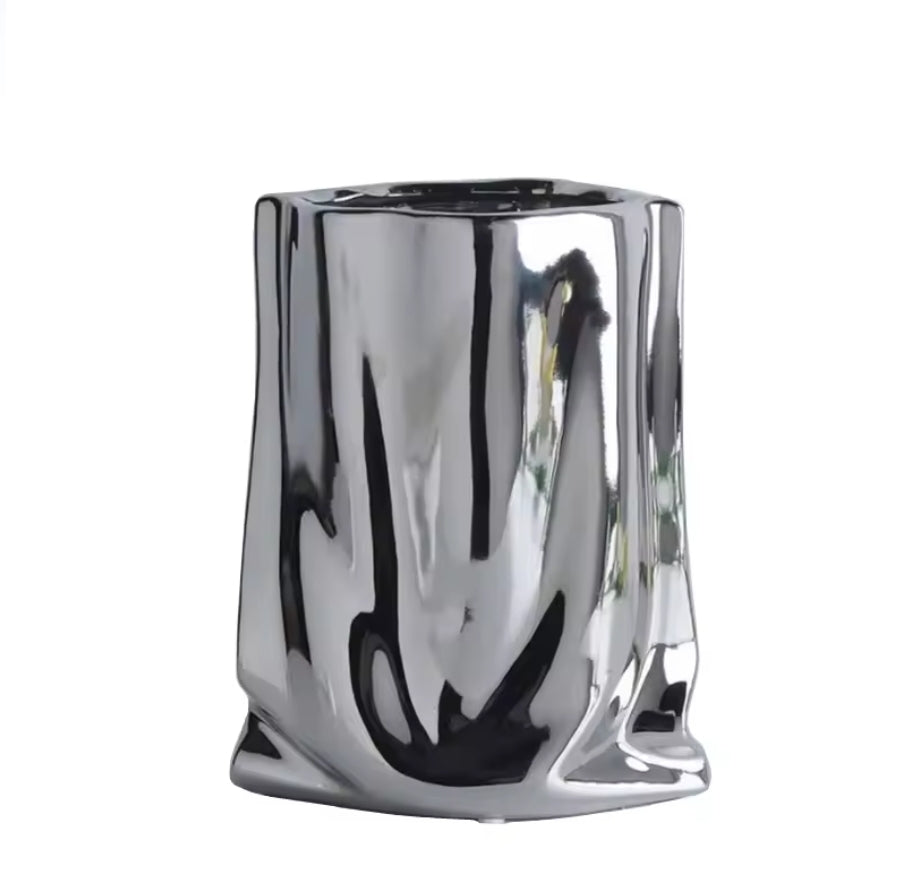 Dekorative Blumenvase in Taschenform