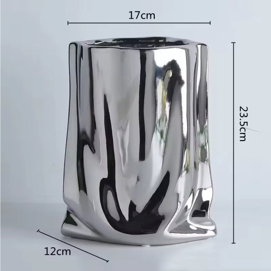 Dekorative Blumenvase in Taschenform