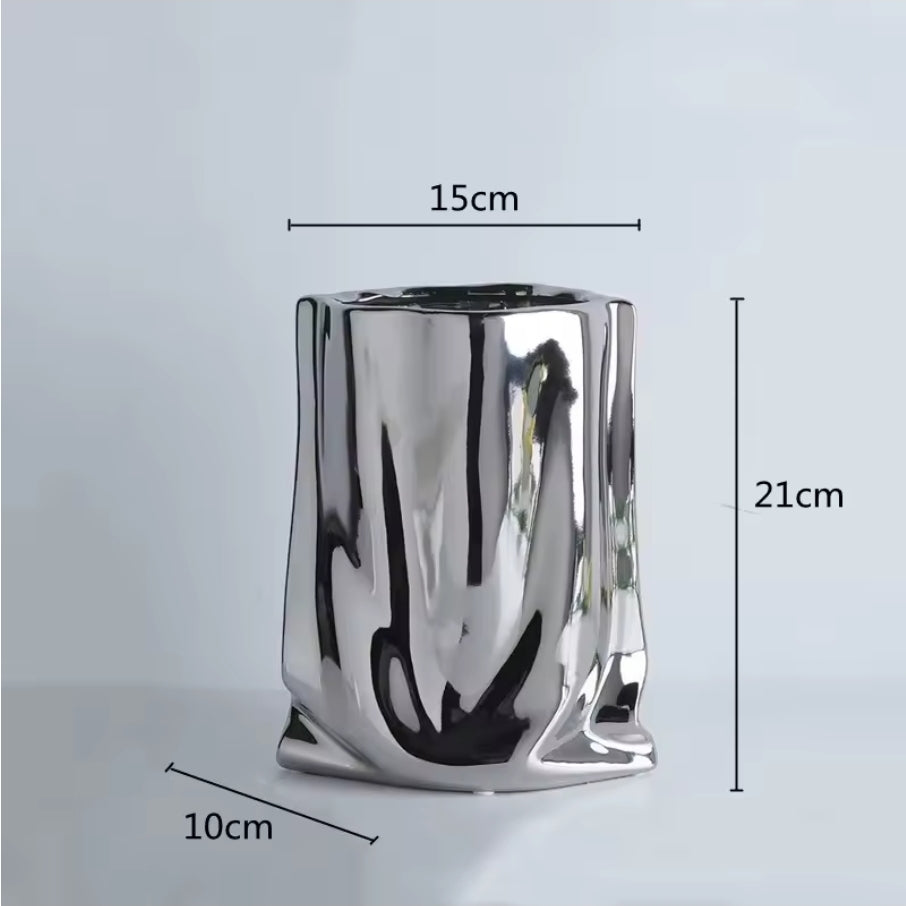Dekorative Blumenvase in Taschenform