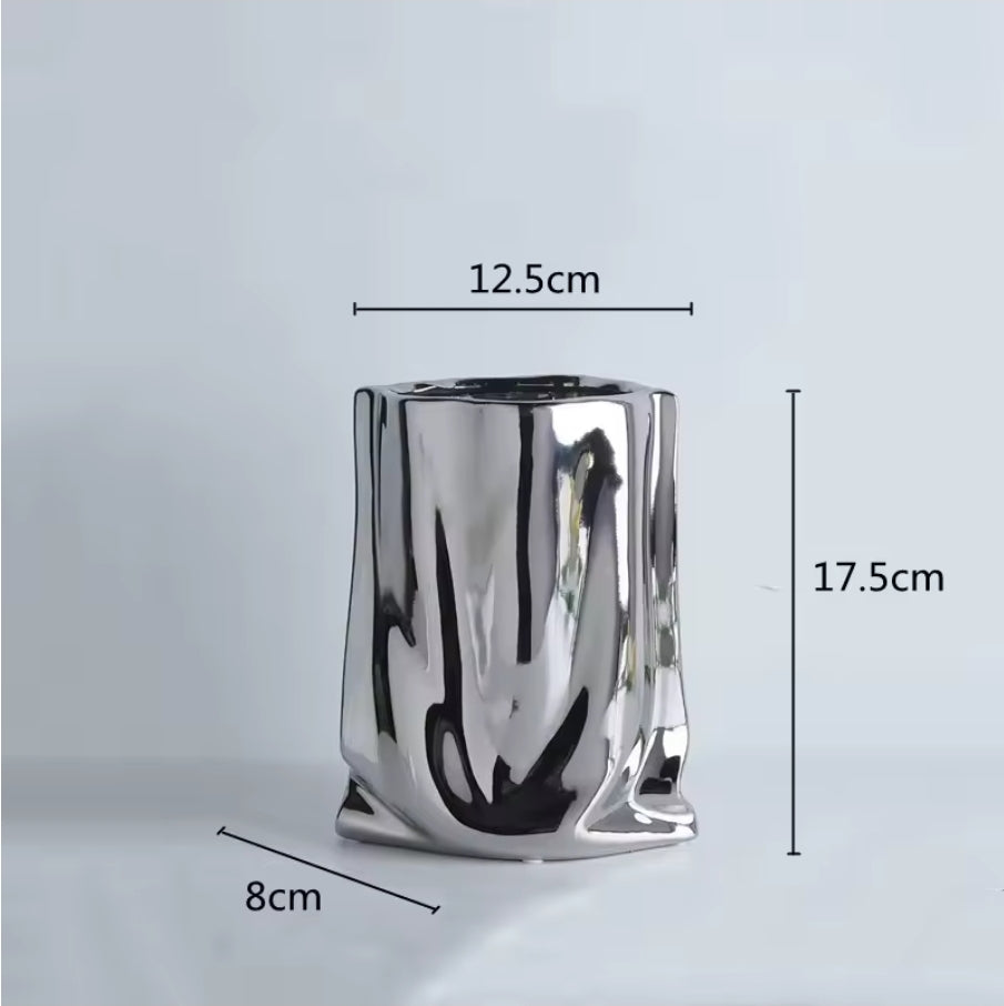 Dekorative Blumenvase in Taschenform